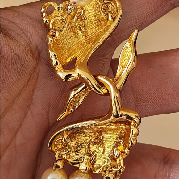 Vintage faux 3 strand peal necklace.
Approx 26" long. designer: Uksana - Picture 4 of 5